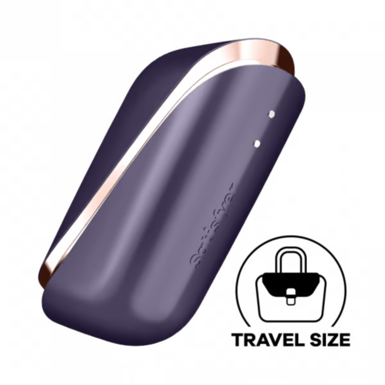 El Estimulador de Clítoris Satisfyer Traveler es un sofisticado juguete de ondas de presión sin contacto que replica las sensaciones del sexo oral a través de sus 11 intensidades de estimulación, diseñado tanto para principiantes como para usuarias experimentadas. Su tecnología de pulso de aire silenciosa y su resistencia al agua IPX7 lo convierten en el compañero perfecto para momentos de placer en solitario o en pareja, dentro y fuera del agua. Compacto, discreto y con cierre magnético, el Satisfyer Traveler es el aliado de lujo que cabe en tu bolso y eleva tu colección de placer a otro nivel.
